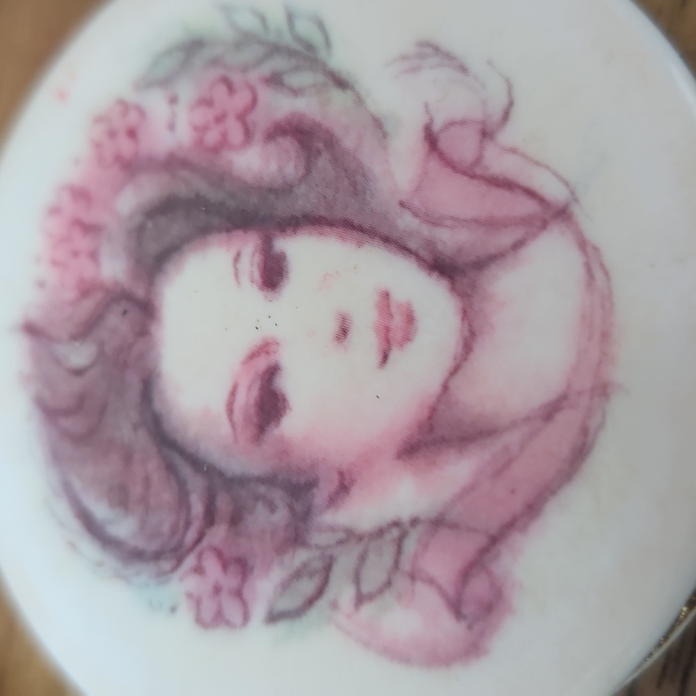 Vintage Avon Cameo Solid Perfume Compact - Picture 3 of 9